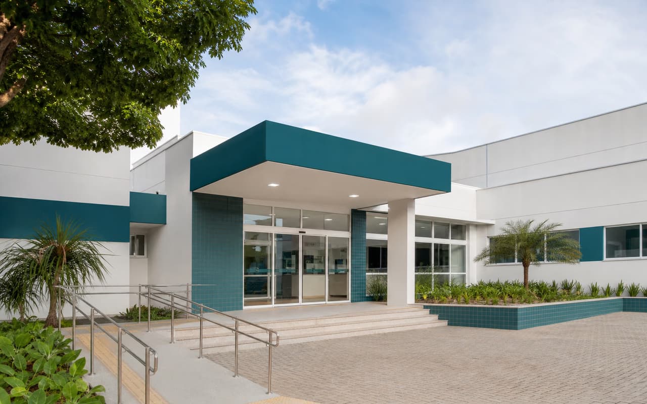 Entrada de uma unidade moderna de atendimento à saúde