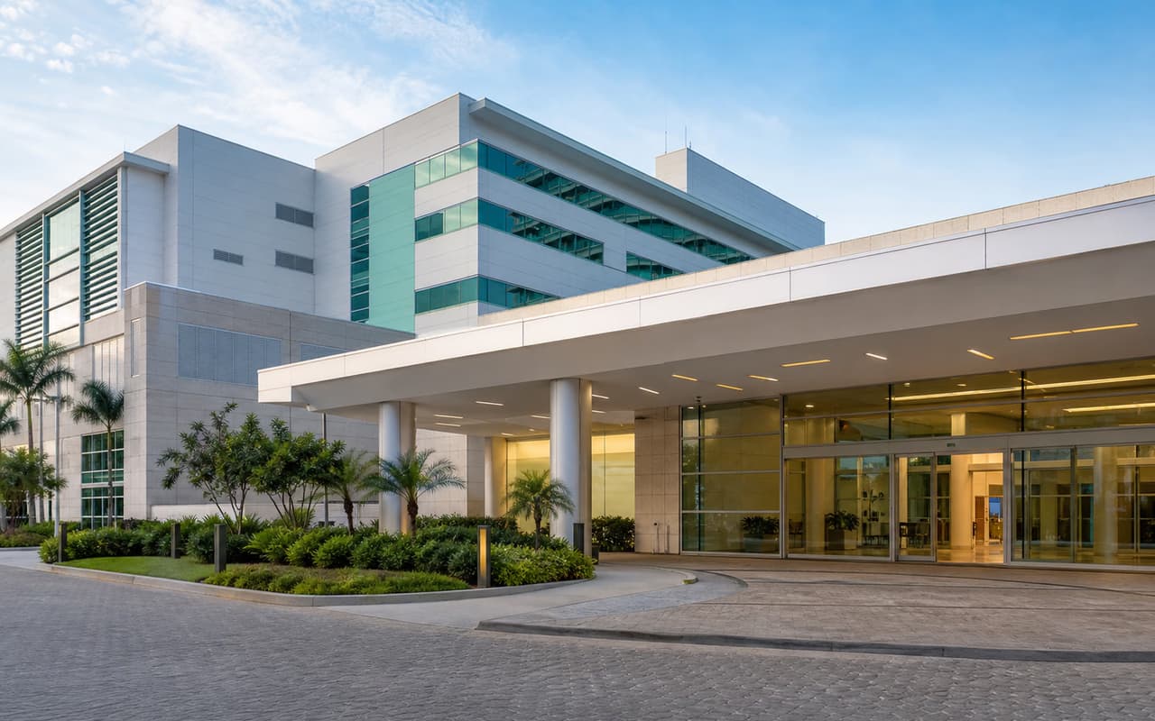 Fachada e entrada de um hospital moderno