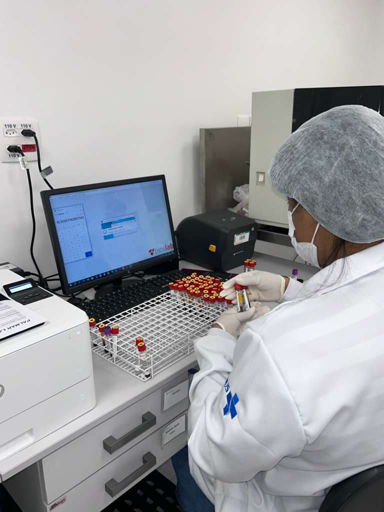 Profissional do Laboratório Palmar organizando amostras para análise