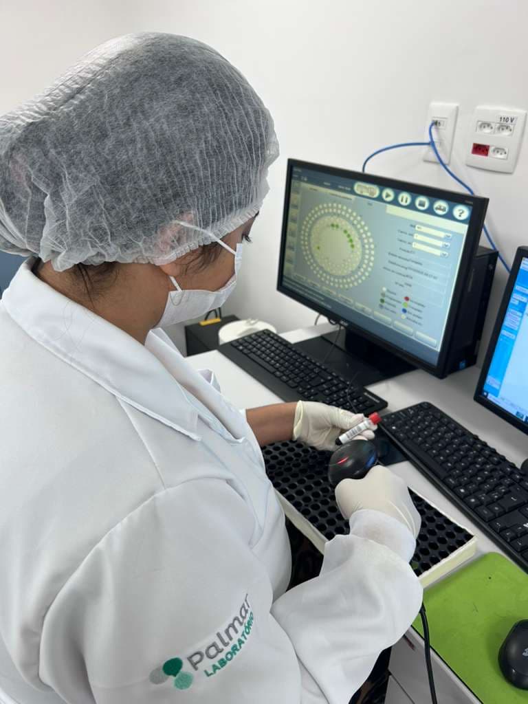 Profissional do Laboratório Palmar realizando análise de uma amostra em equipamento informatizado
