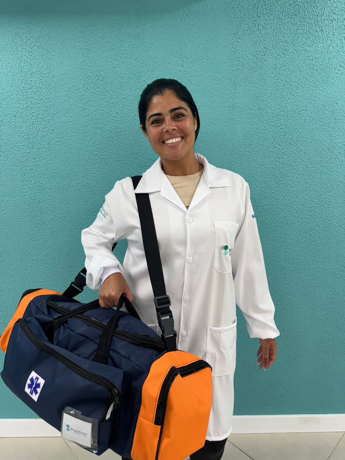 Profissional do Laboratório Palmar com bolsa de coleta