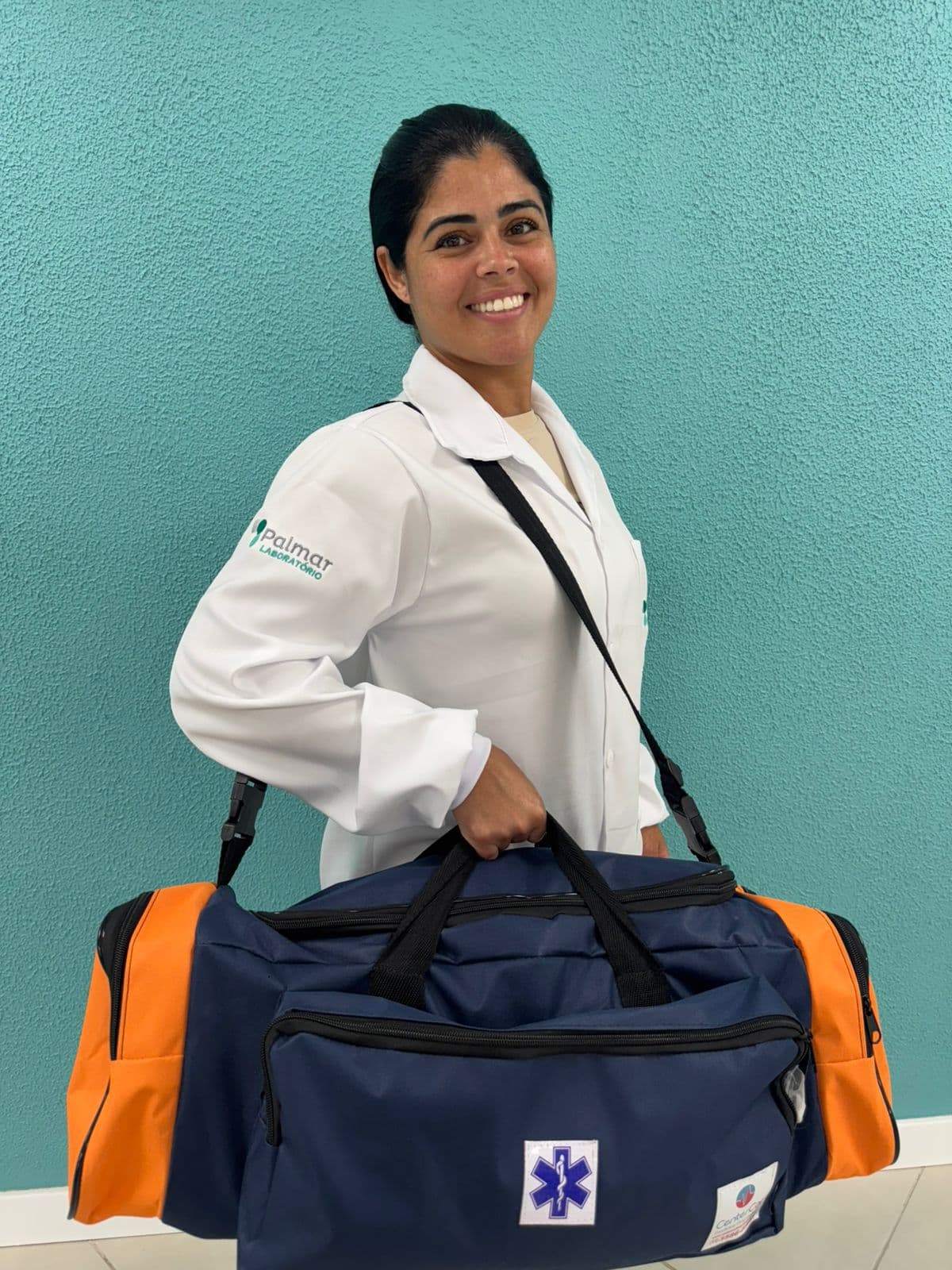 Profissional do Laboratório Palmar com kit preparado para coleta domiciliar