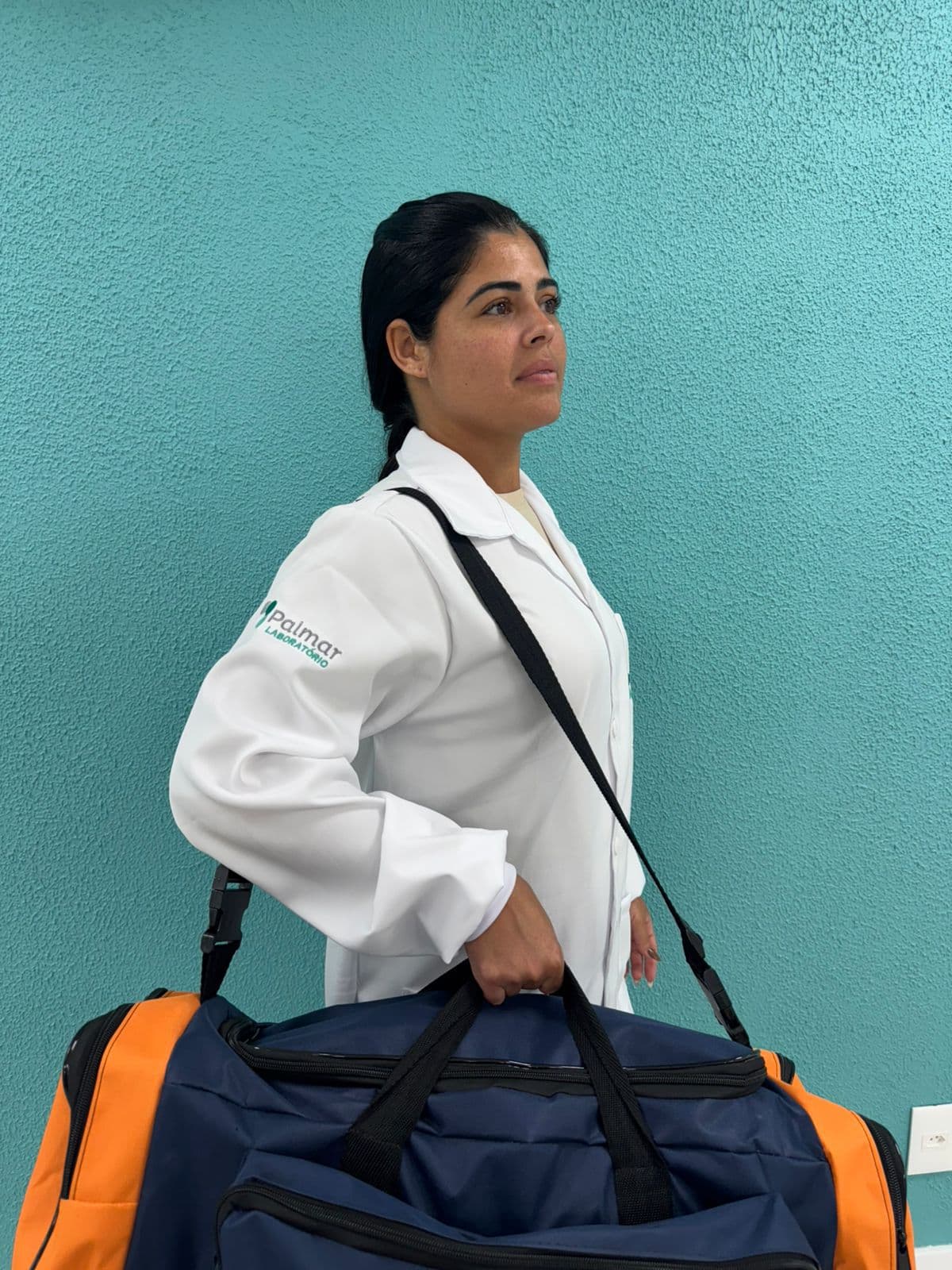 Profissional do Laboratório Palmar preparada para atendimento domiciliar