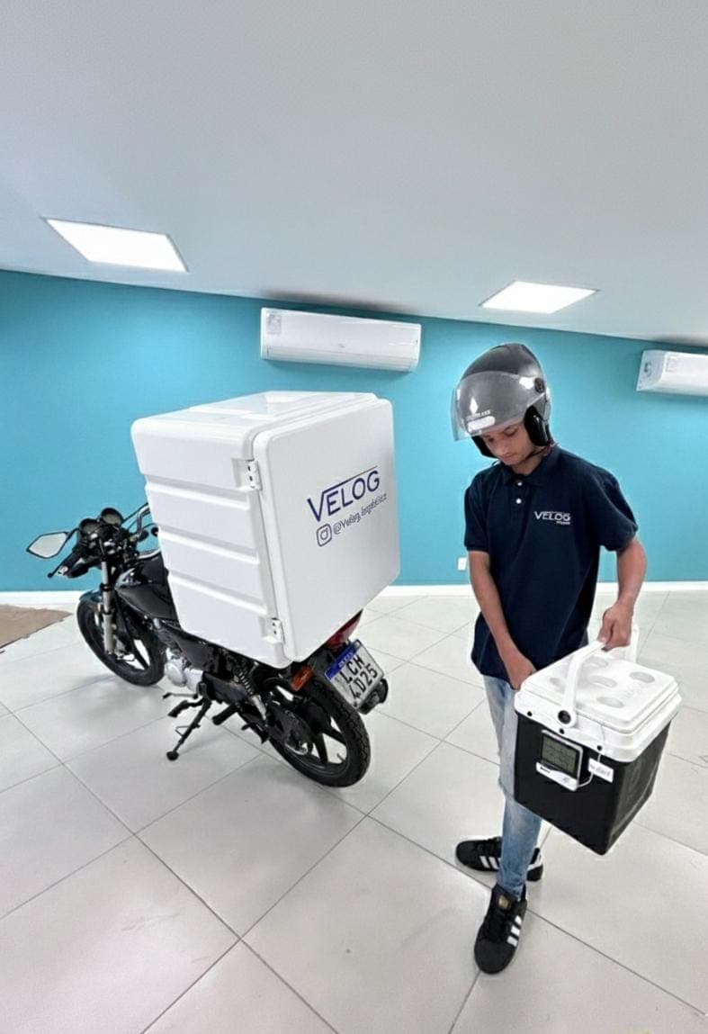 Profissional de logística preparando caixa térmica para transporte de amostras
