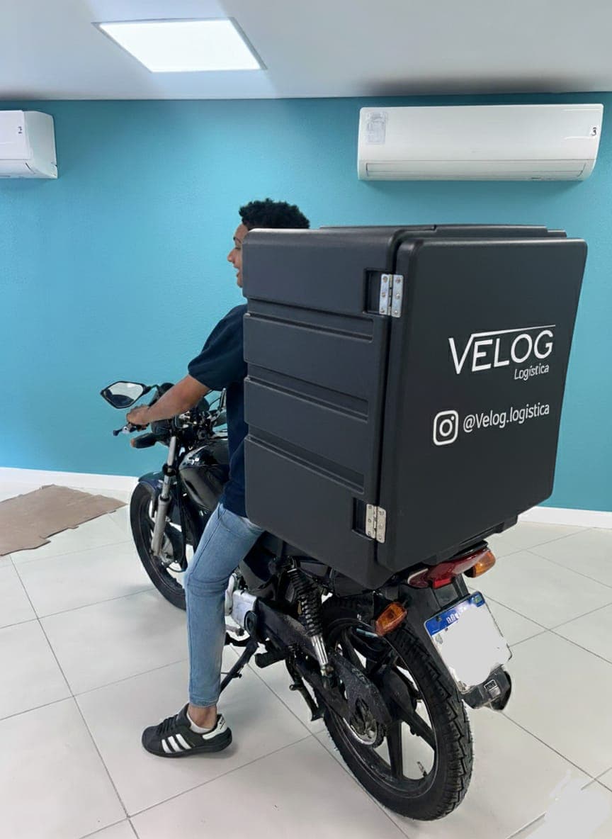Motocicleta equipada com compartimento para logística laboratorial